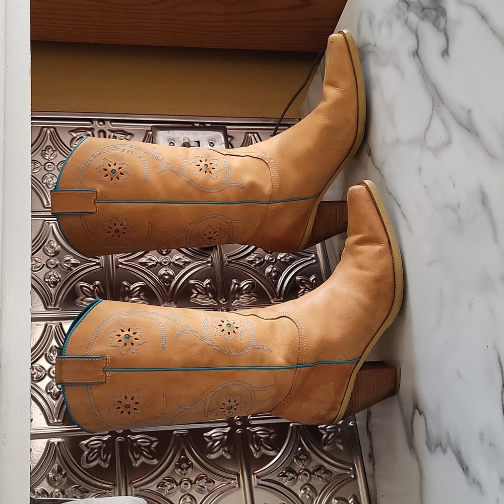 FRANCO SARTO TULSA FASHION  COWBOY BOOTS, BEADED FLOWER CUT OUTS. SIZE 9.5